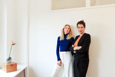 Bild von Alina Crome und Melana Bayer in ihrer Kanzlei